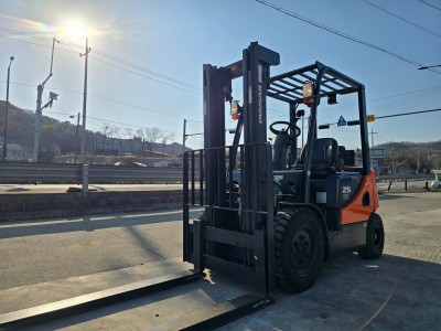 신차급 중고지게차 두산 2.5톤 2013년식 627시간 사용 디…