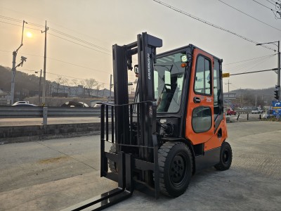 중고지게차 두산 2.5톤 캐빈 15년식 디젤지게차 싸게 팝니다.