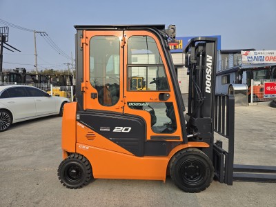 특A급 중고지게차 두산 2톤 20년식 캐빈 쉬프트 카운터 좌식 …