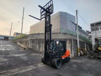 두산 4.5톤 3단 신차급 풀옵션 디젤지게차