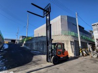 두산 4.5톤 하이3단 5750 자동발 특특A급 디젤지게차